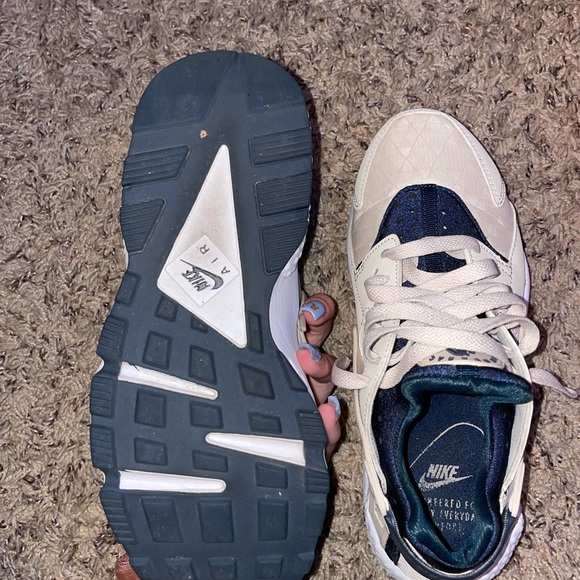 Nike Air Huarache Boys Running Shoe - Picture 5 of 6